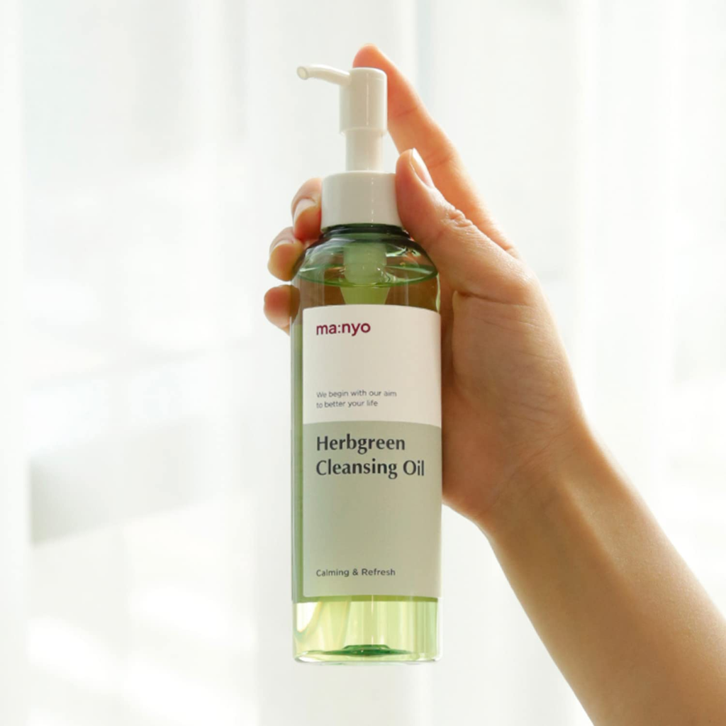 It is a gentle yet powerful cleanser that effectively removes makeup, sunscreen, and impurities while nourishing and hydrating the skin.