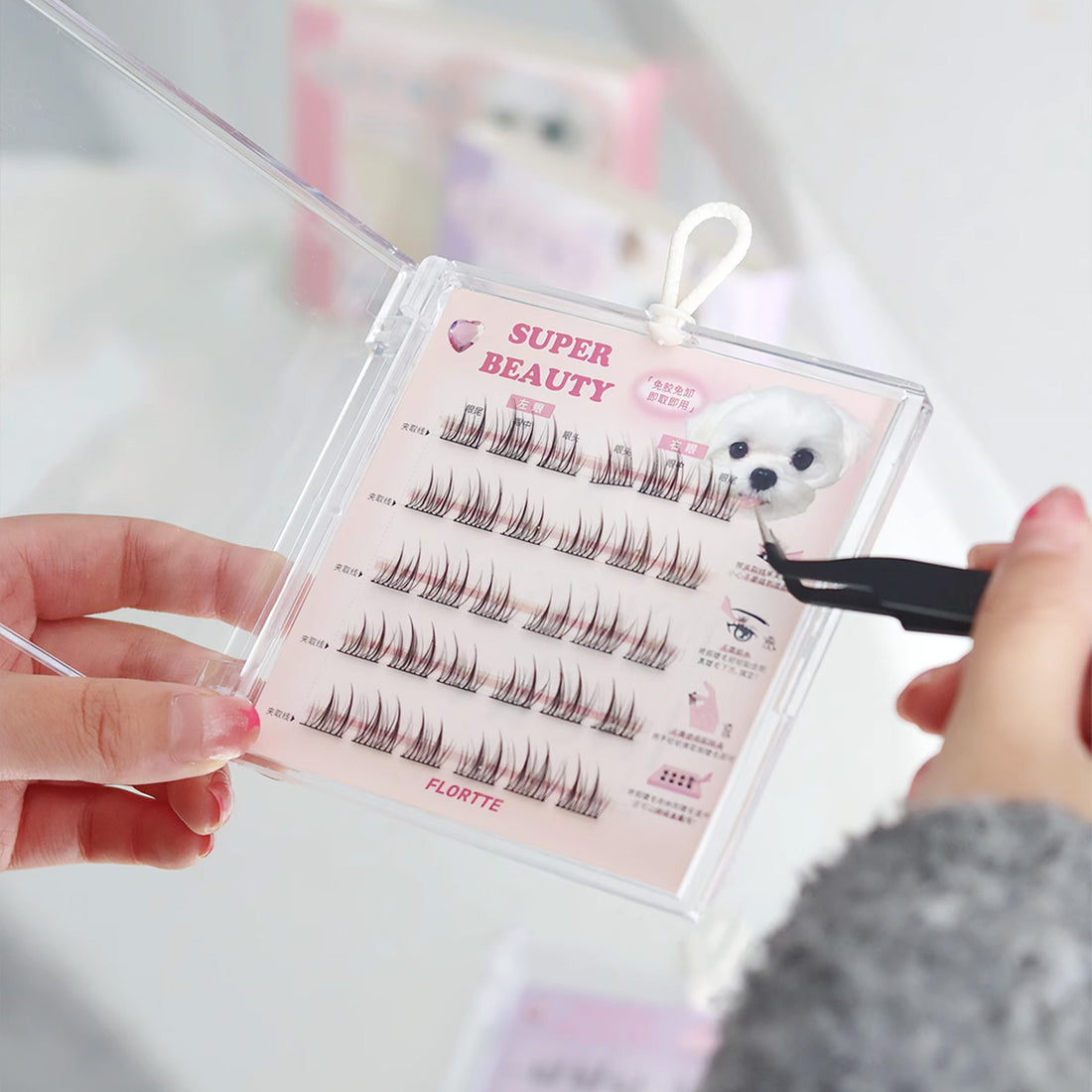 Glue-free reusable false eyelashes with 30 clusters for a wide-eyed look, blending seamlessly with natural lashes.