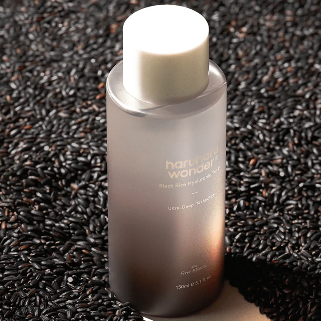 It is a deeply hydrating toner infused with 2,000ppm of fermented black rice extract. 