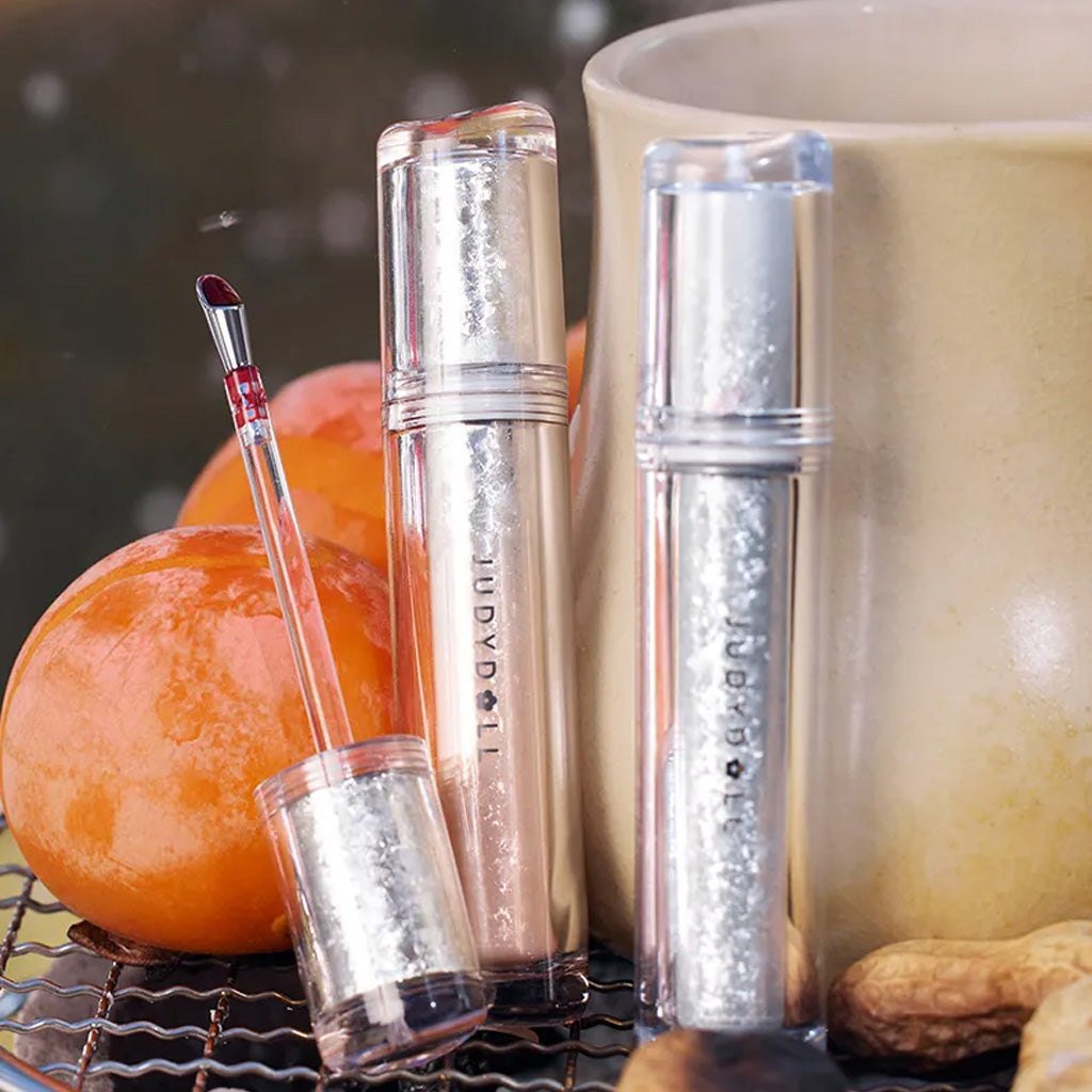 Secret to luscious, hydrated lips. With its innovative tip, this gloss glides on smoothly, preventing any unsightly brush marks. 