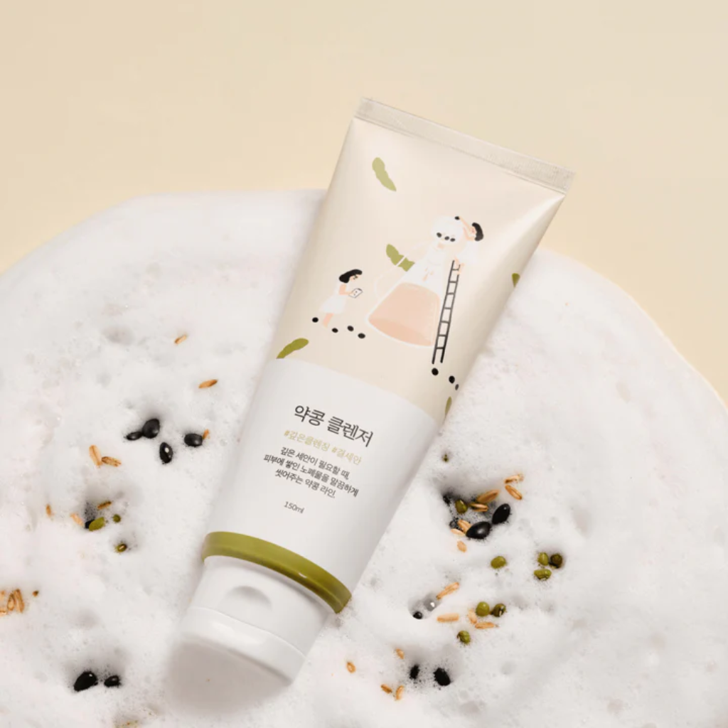  Enriched with soybeans, it deeply purifies while retaining essential moisture, making it ideal for all skin types. 