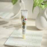 Soy milk eye cream with retinol and Vitamin E for hydrating and reducing fine wrinkles around the eyes.