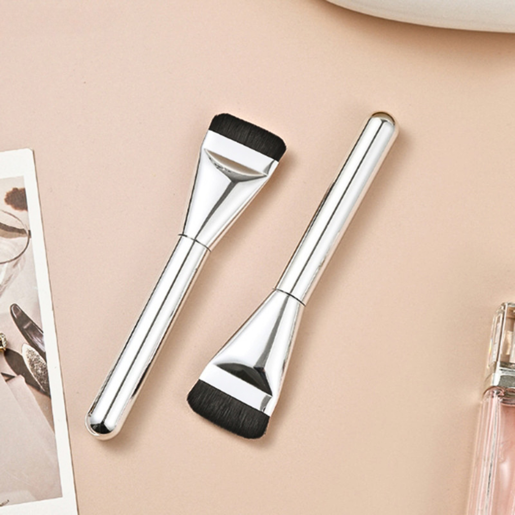  This brush combines the functionality of a spatula with a wide, flat brush head, allowing for precise and efficient application of liquid, cream, or powder foundation. 