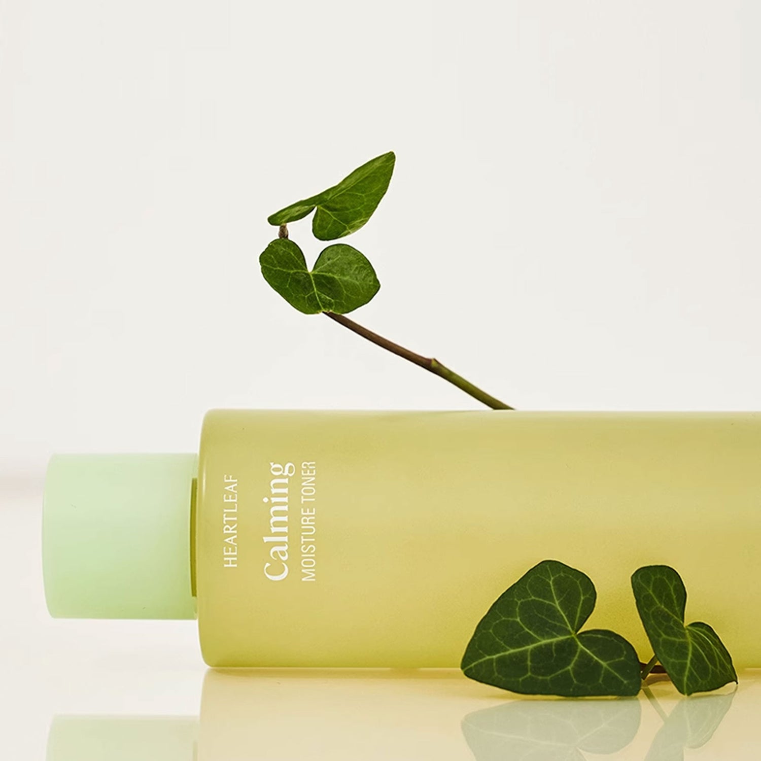 It is a gentle toner designed to soothe sensitive and irritated skin. Formulated with 97.5% heartleaf (Houttuynia Cordata) extract