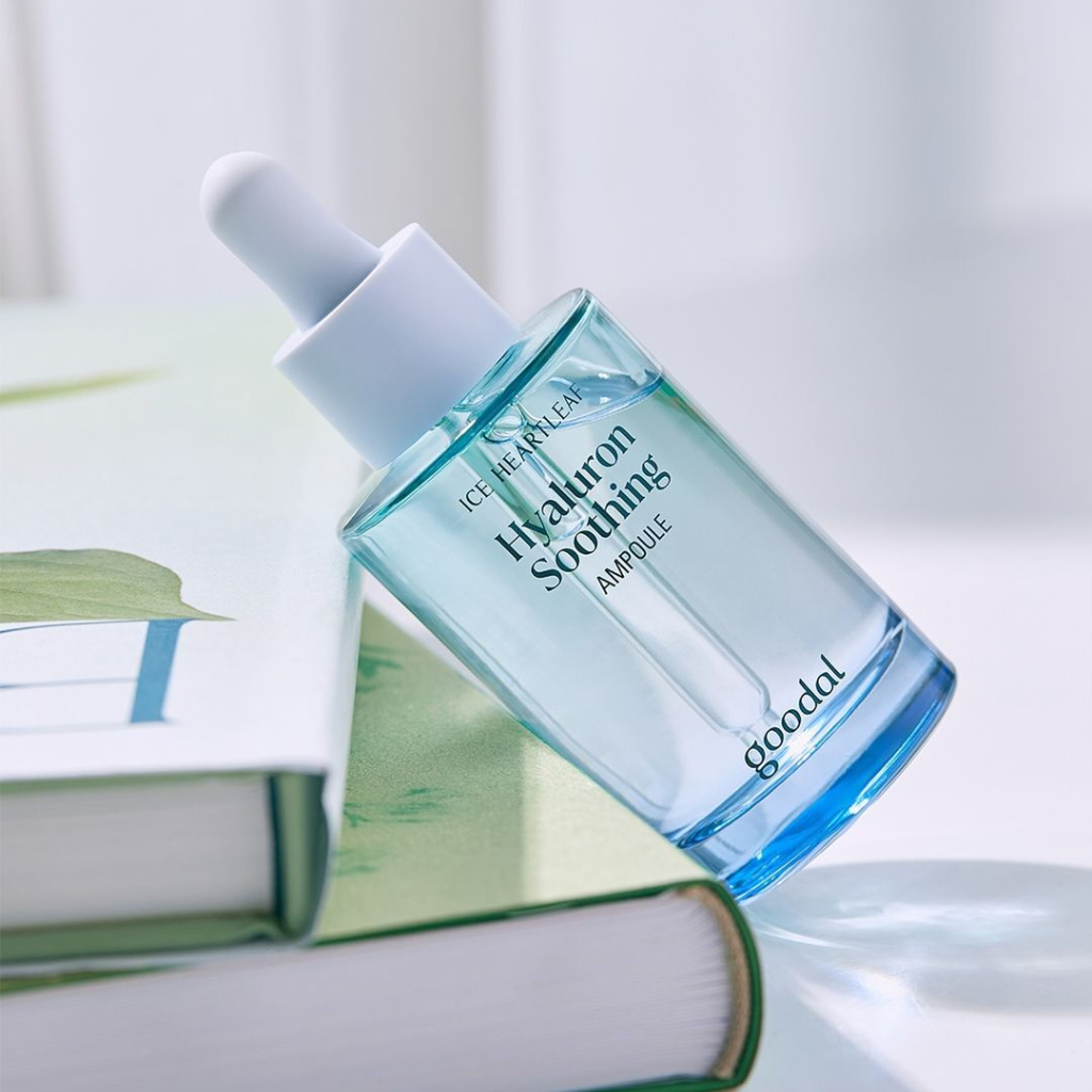 This refreshing ampoule combines the calming properties of heartleaf extract with the deep hydration of hyaluronic acid. 