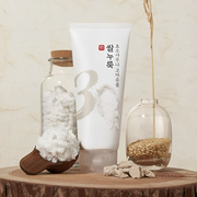 Gently exfoliate and purify with this rice yeast enzyme foam. Its warming bubbles and enzyme-rich formula melt away dead skin and sebum